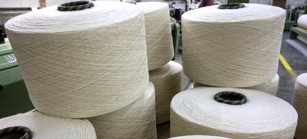 Bio Baumwollgarn auf Spulen in Naturfarbe für die Herstellung von Edel-Biber Bettwäschen