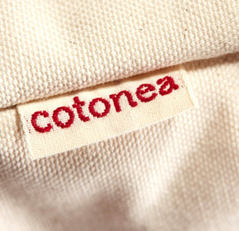 Das Label der Bio-Marke Cotonea auf naturbelassenem Baumwoll-Gewebe