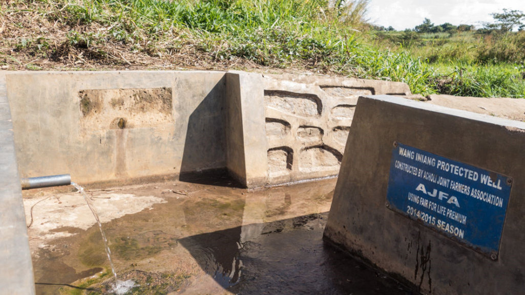Sauberer Brunnen in Uganda Stadt Alero finanziert aus Fairtade Mitteln