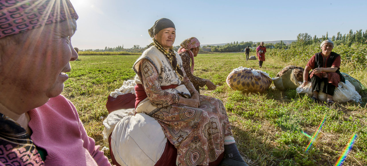 Bäuerinnen aus Kirgistan ruhen sich aus nach der Ernte der Bio Baumwolle
