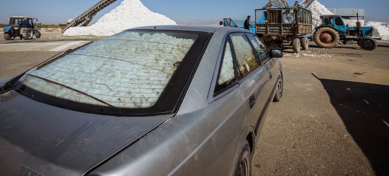 Bio Baumwolle Transport mit Auto in Kirgistan