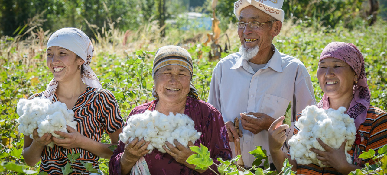 Stolze Bio Bauern in Kirgistan präsentieren die Bio-Baumwoll-Ernte