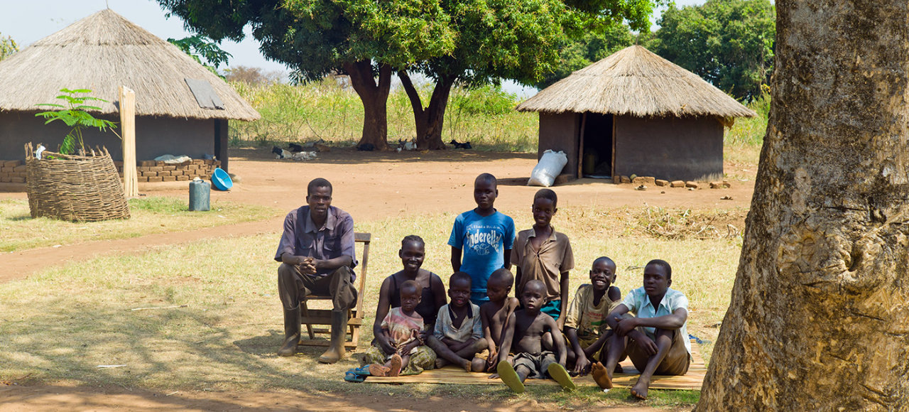 Große ugandische Familie mit vielen Kindern