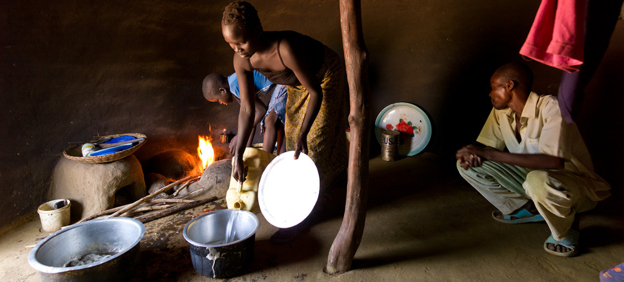 Ugandische Bio Bauern bereiten das Essen zu