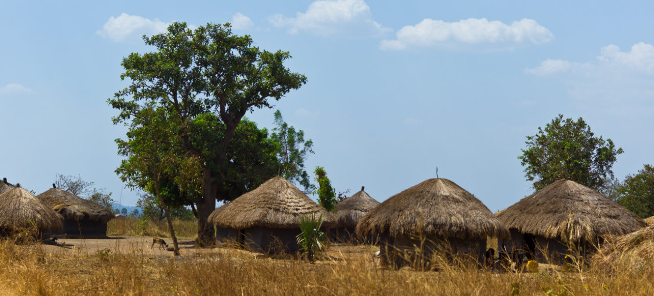 Dorf aus Strohhütten in Uganda