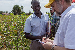Geschäftsführer Roland Stelzer bei einem Besuch im Cotonea-Projekt Uganda