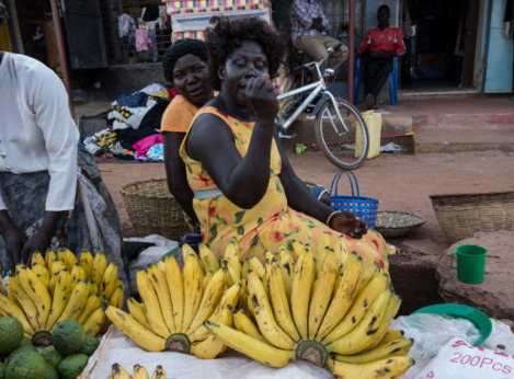 Kleinbäuerin in Uganda verkauft Bananen auf dem Markt