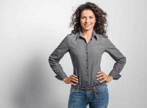 Frau trägt nachhaltige Mode der Bio-Marke Cotonea in Schiefer Grau