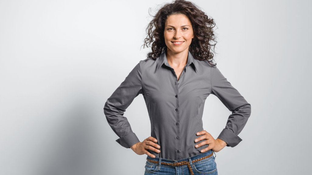Frau trägt nachhaltige Mode der Bio-Marke Cotonea in Schiefer Grau